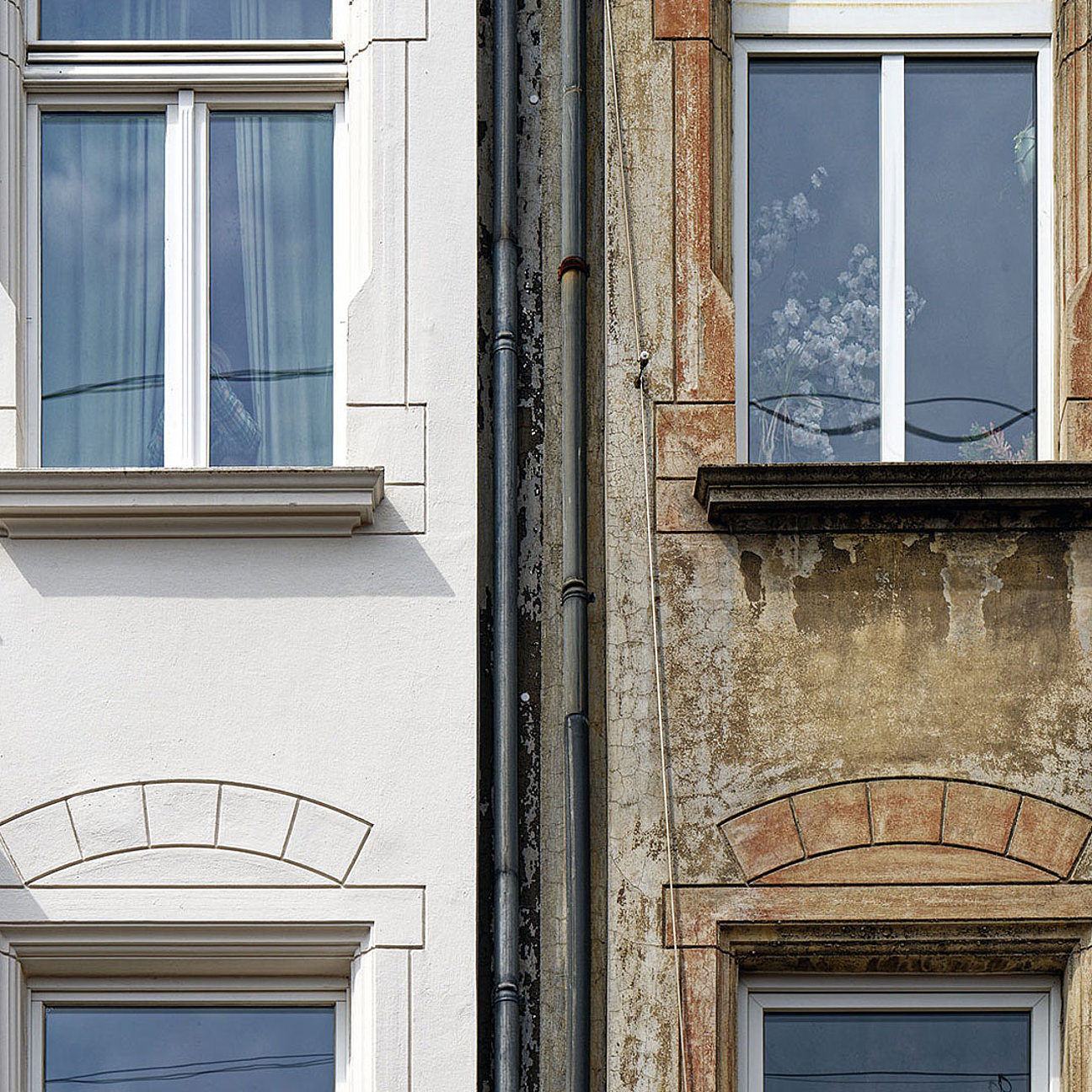 Fassadenbereich mit zwei Fenstern im Zustand vor und nach der Modernisierung