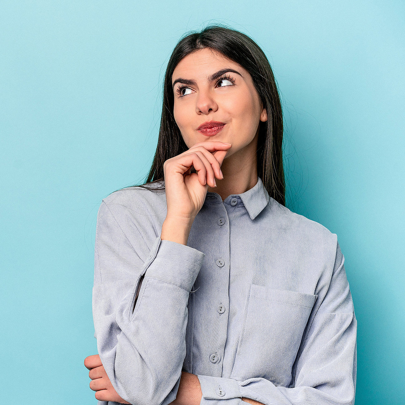 Young caucasian woman isolated on blue background relaxed thinking about something looking at a copy space. Fachbetrieb für Schimmelbehandlung und Sanierputz an der Bergstraße
