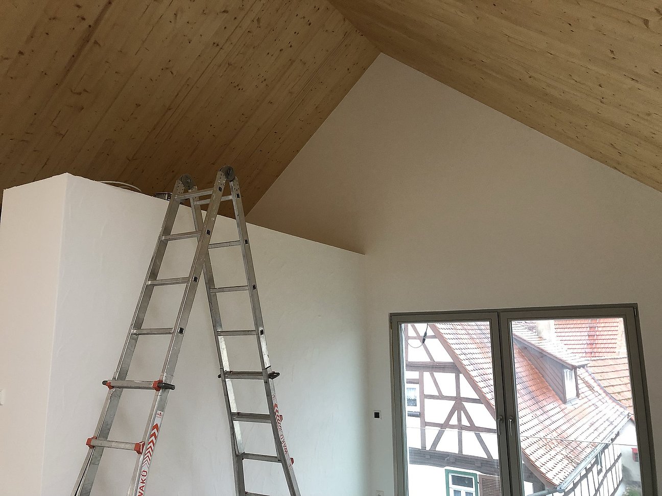 Sanierung von Wasserschaden an Decke - neue, saubere Oberfläche