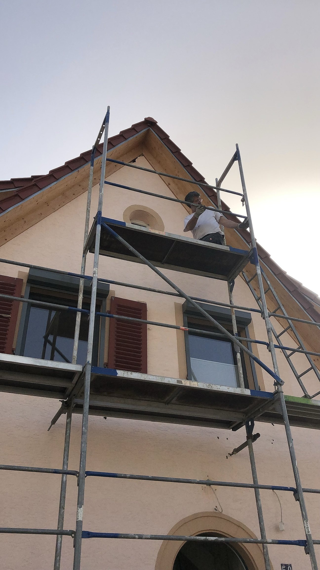 Spachtelarbeiten mit Edelstahlkelle – gleichmäßiger Auftrag ohne Risse