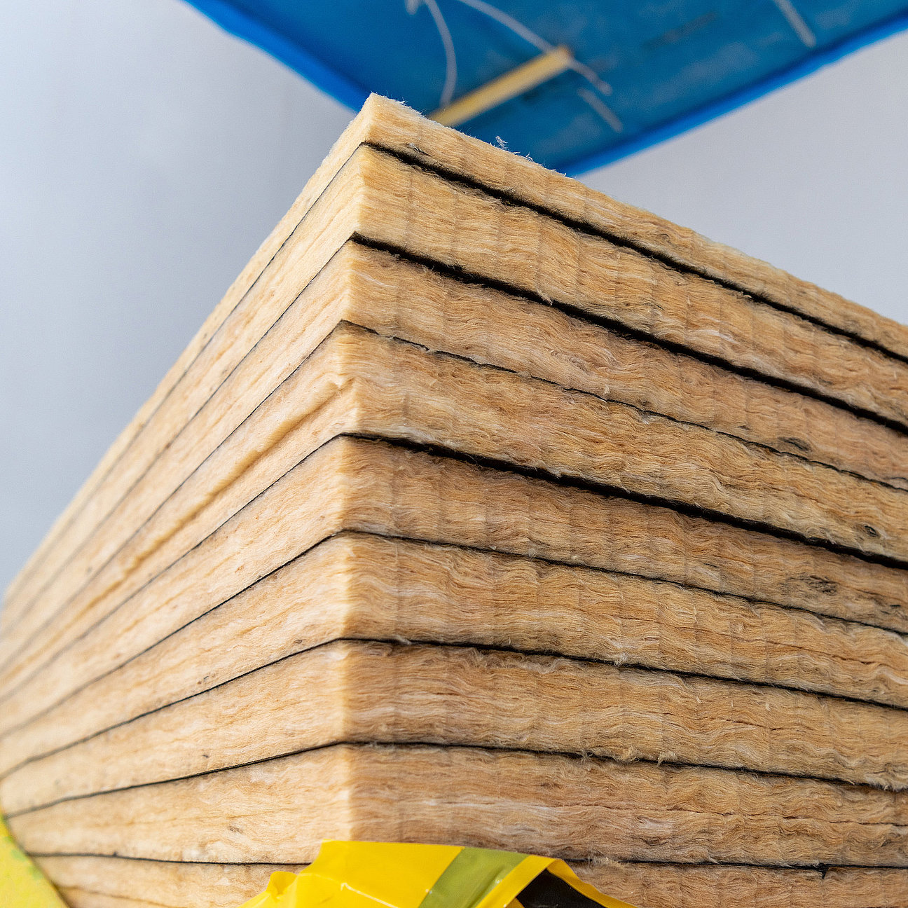 Dämmmaterial auf einer Baustelle Energieeffiziente Sanierung: Fachgerechter Fassadenanstrich mit WDVS-System