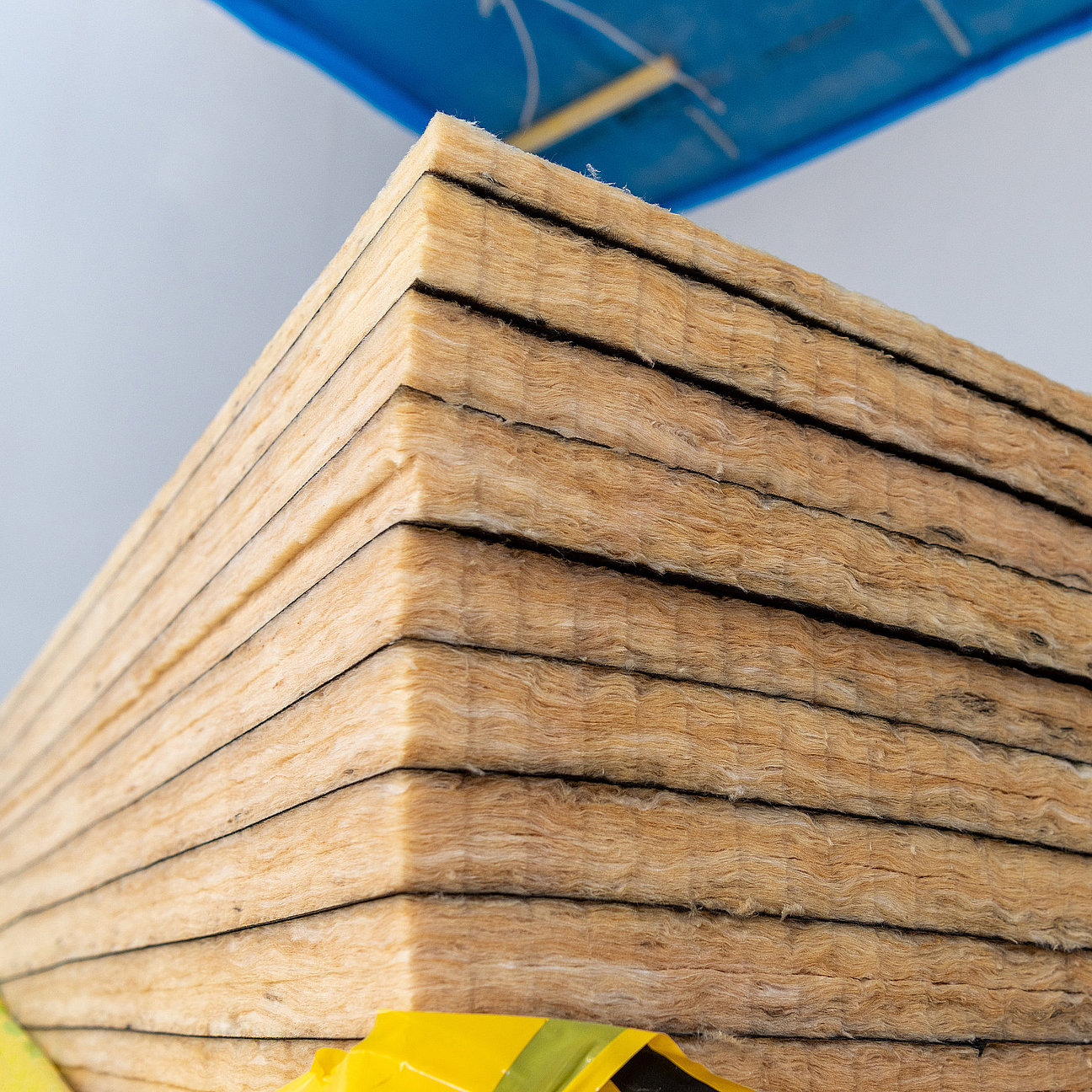 Dämmmaterial auf einer Baustelle Wandaufbau im Trockenbausystem - Unterkonstruktion, Dämmung, Beplankung