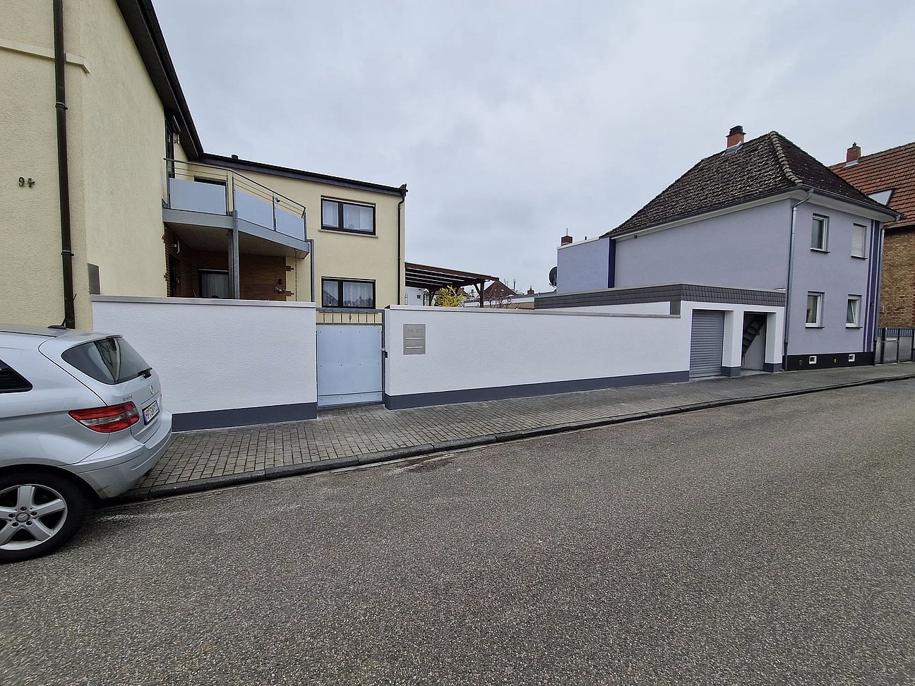 Verputzte Außenwand mit feiner Struktur – moderne Fassadengestaltung