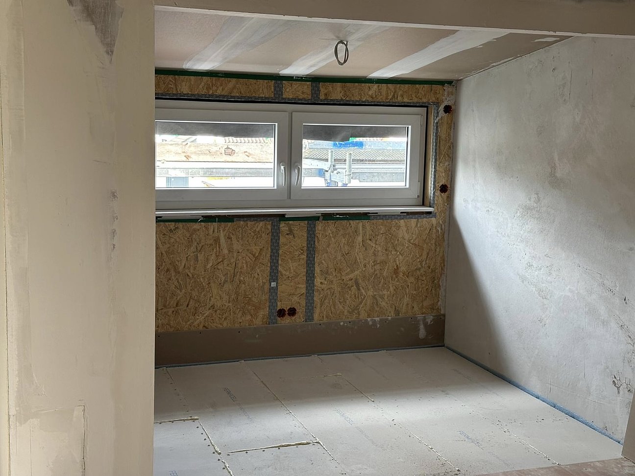 Detailarbeit an Fensterlaibung – präzise Kanten bei Putzarbeiten