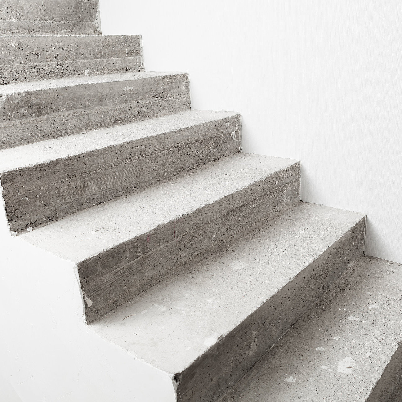 concrete staircase under construction Renovierte Innenwand im Eingangsbereich