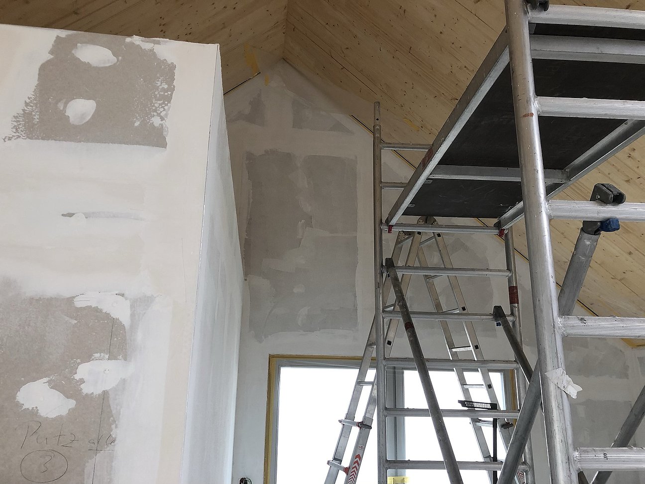 Sanierputzsystem mit mehreren Schichten - Spritzbewurf, Grundputz, Oberputz