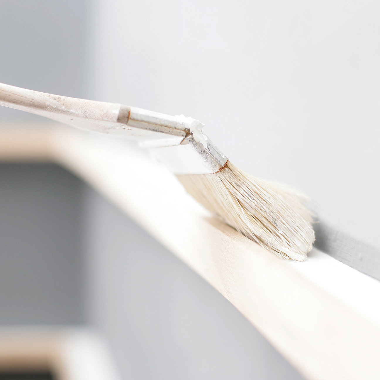 Pinsel Innenraumgestaltung mit modernen Farbkonzepten und diffusionsoffenen Farben