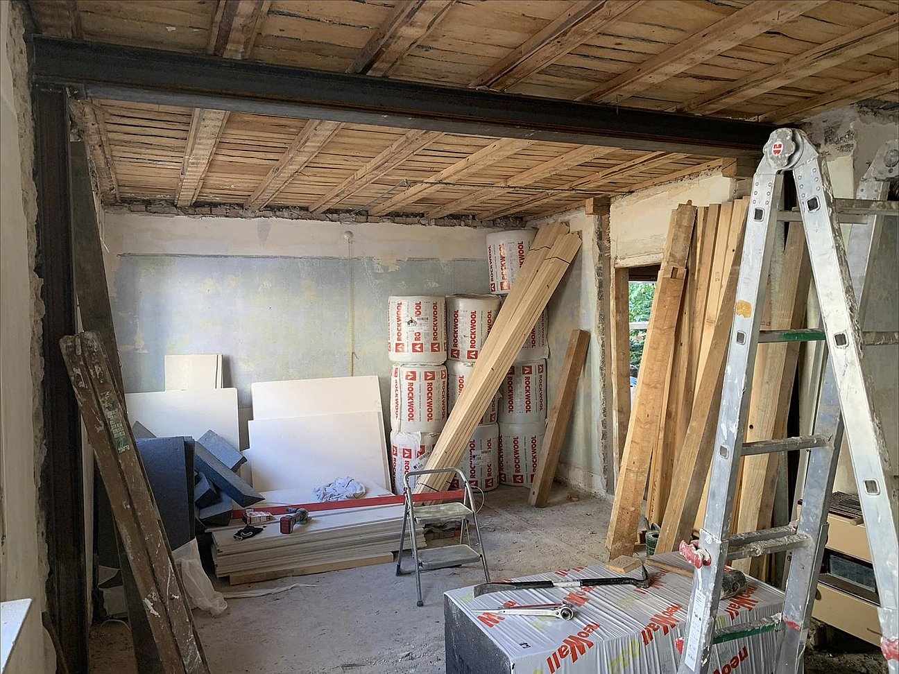 Innenraumrenovierung im Altbau - neue Putz- und Malerarbeiten