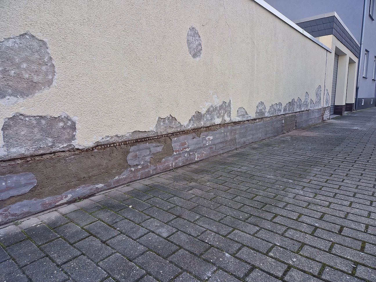 Vorbereitung des Untergrunds vor Putzauftrag – Reinigung und Grundierung