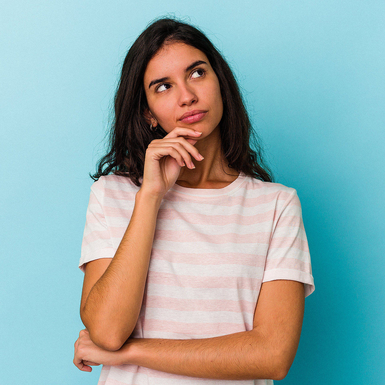 Young caucasian woman isolated on blue background relaxed thinking about something looking at a copy space. Malerarbeiten mit Pinsel und Rolle - präzise Ausführung bis ins Detail