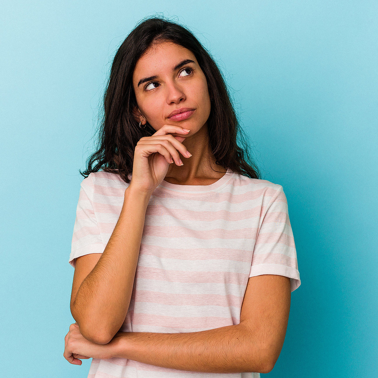 Young caucasian woman isolated on blue background relaxed thinking about something looking at a copy space. Fachgerechte Altbausanierung und Renovierung in Einhausen - Crössmann Baudekoration