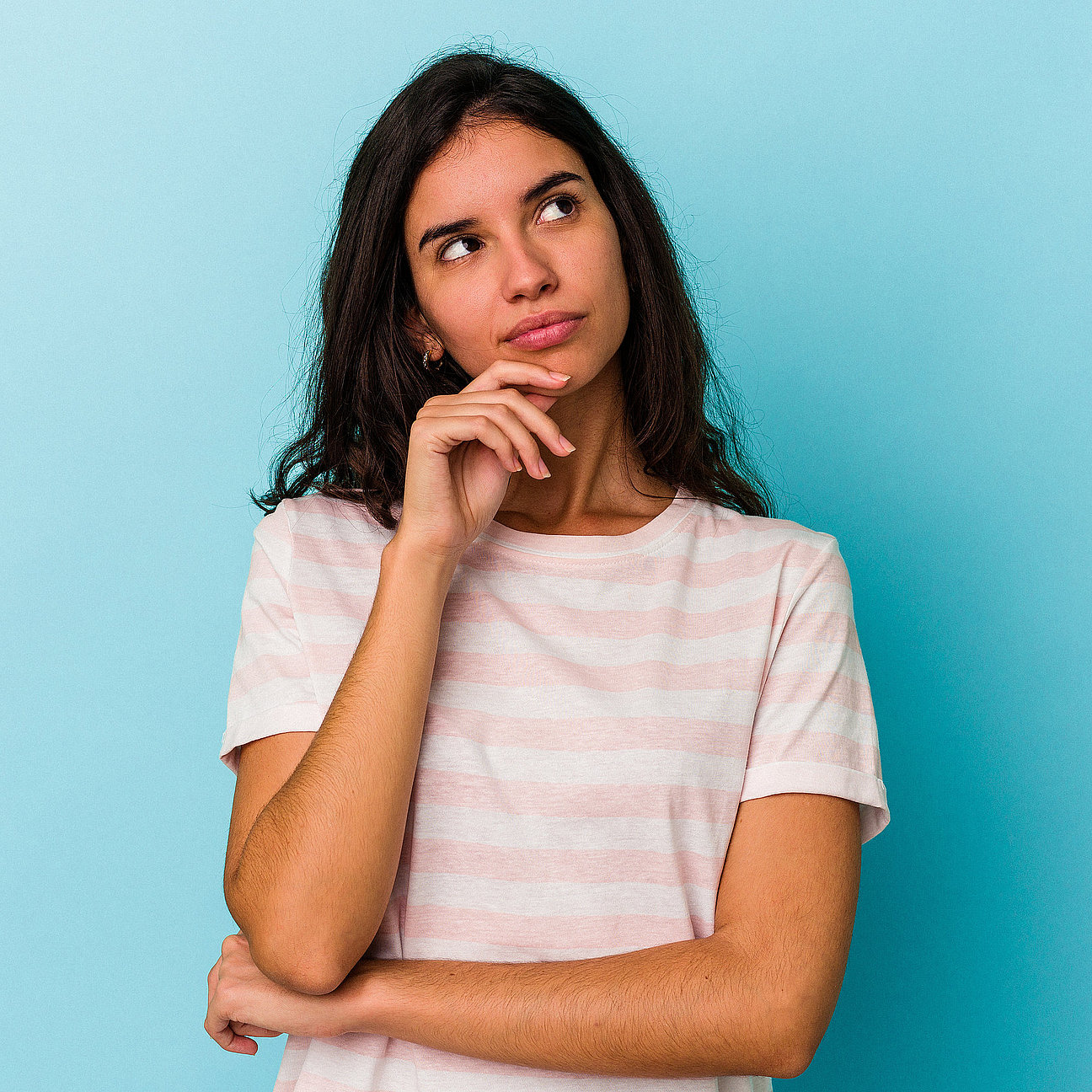 Young caucasian woman isolated on blue background relaxed thinking about something looking at a copy space. Fachbetrieb für Praxis- und Bürorenovierungen an der Bergstraße