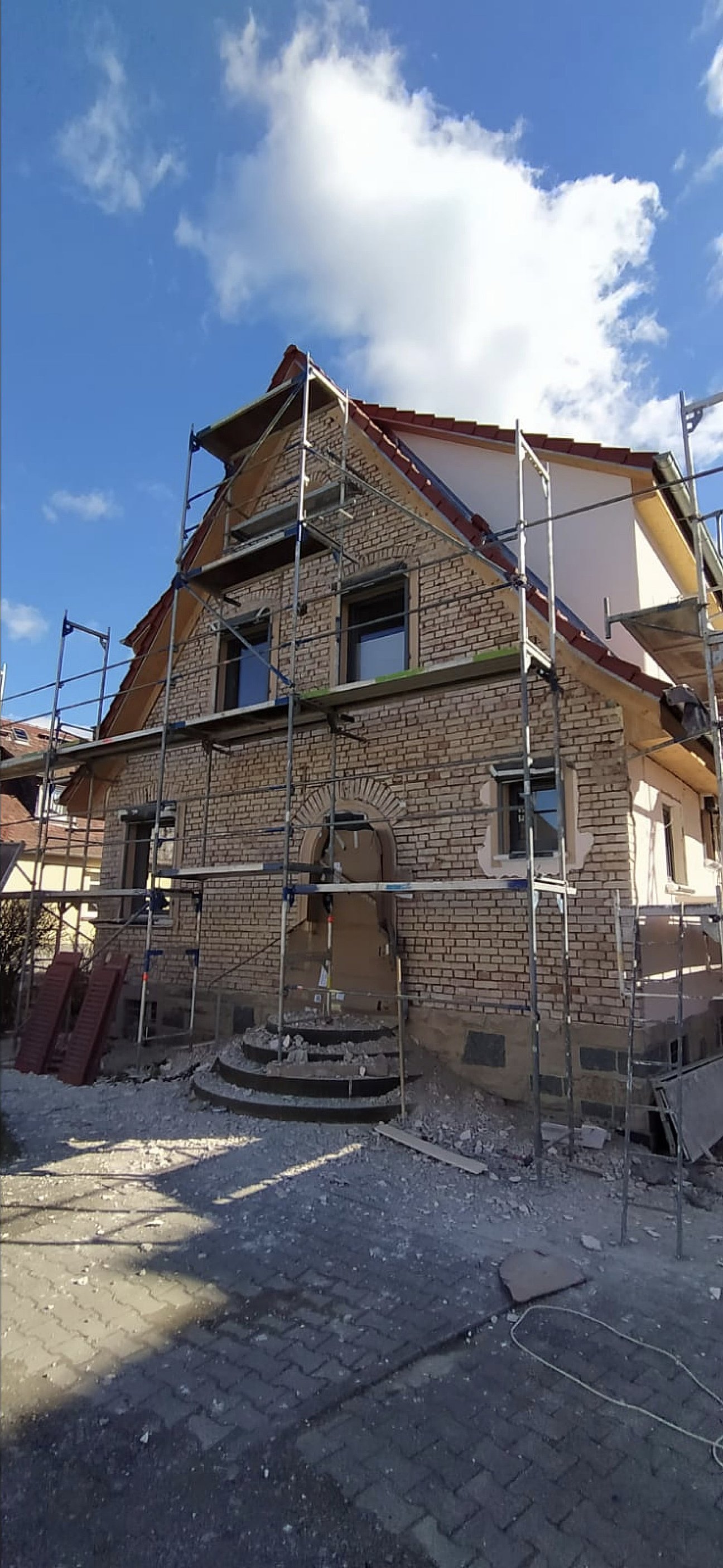 Sanierung eines Einfamilienhauses - neue Putzstruktur und Farbgestaltung