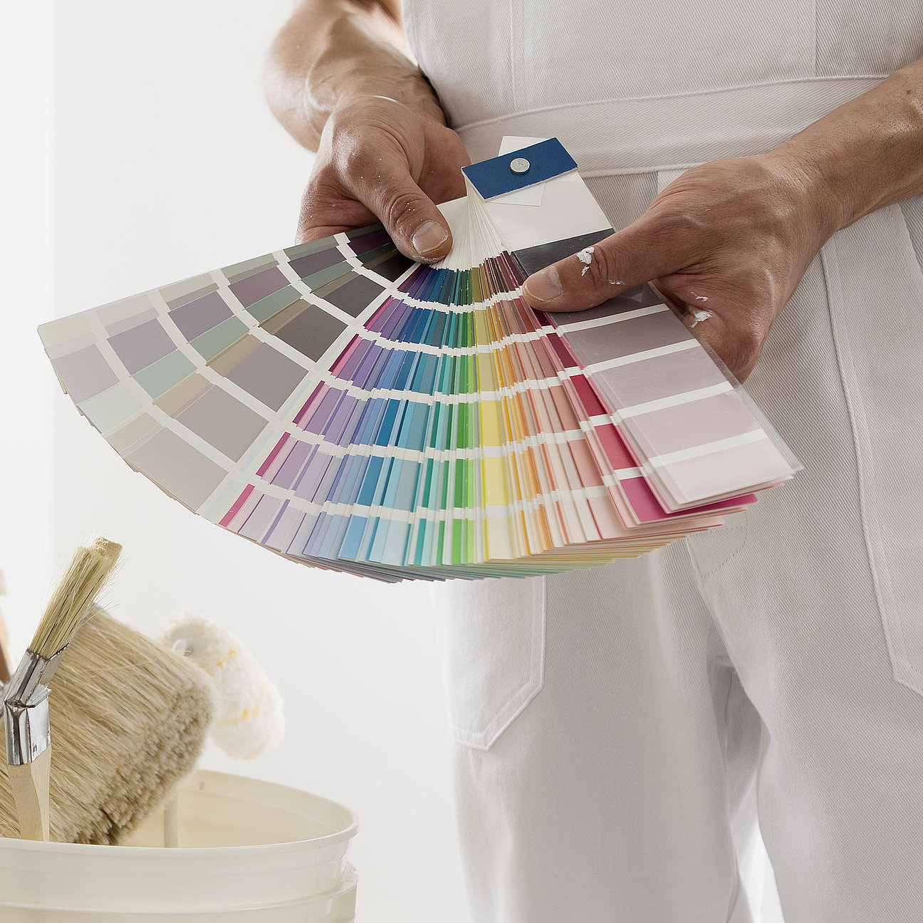 hands of house painter man decorator choose the color using the Professionelle Farbberatung und Farbmuster - Crössmann Baudekoration