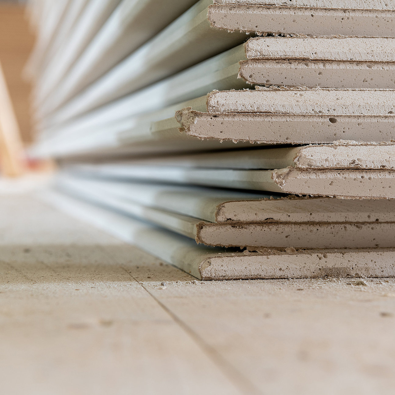 Gipskartonplatten auf einer Baustelle Dämmmaterialien für WDVS-Systeme auf einer Baustelle - EPS, Mineralwolle, Holzfaser