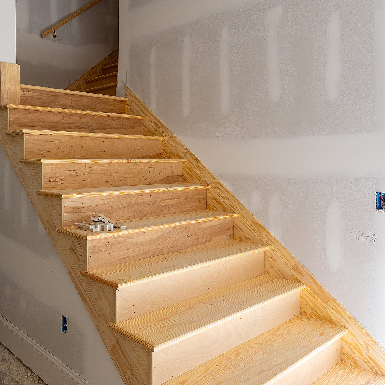 New house under construction Frisch renoviertes Treppenhaus mit heller Wandfarbe - gepflegte Optik und Langlebigkeit