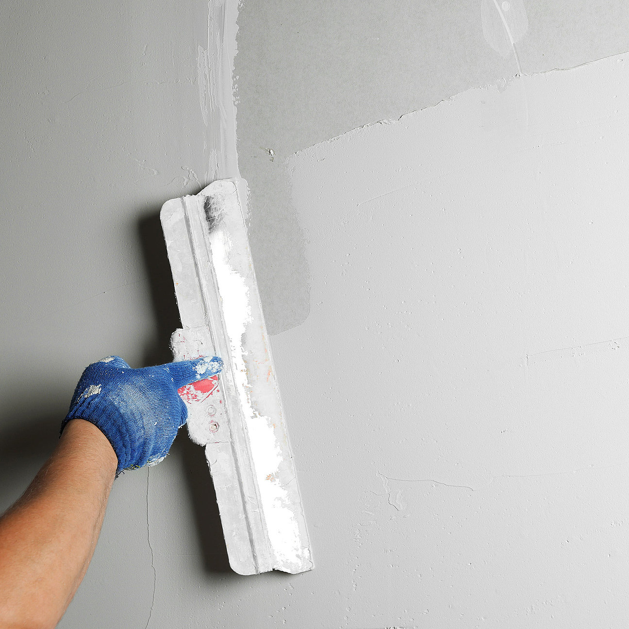 Professional worker plastering wall with putty knife, closeup Fachgerechter Sanierputz im Altbau - Feuchtigkeitsregulierung und Rissschutz