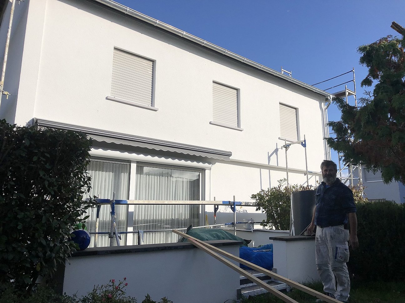 Fassadenfarbtest in der Sonne