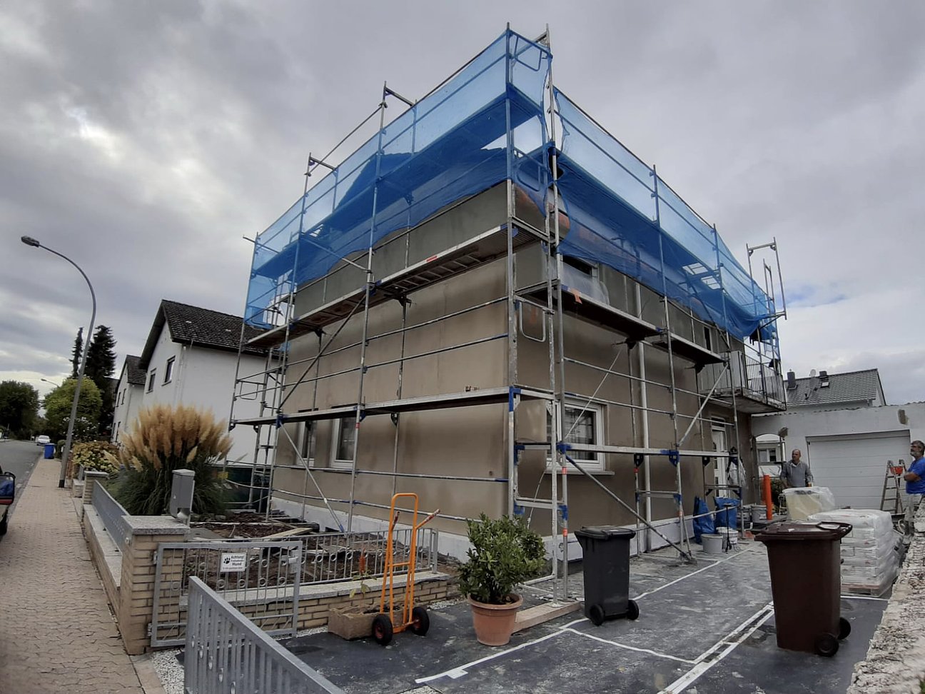 Handwerkerteam bei der Modernisierung eines Mehrfamilienhauses