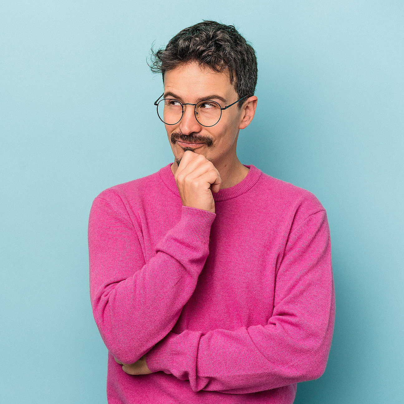 Young caucasian man isolated on blue background relaxed thinking about something looking at a copy space. Beratung zur Farbwirkung bei unterschiedlichem Licht