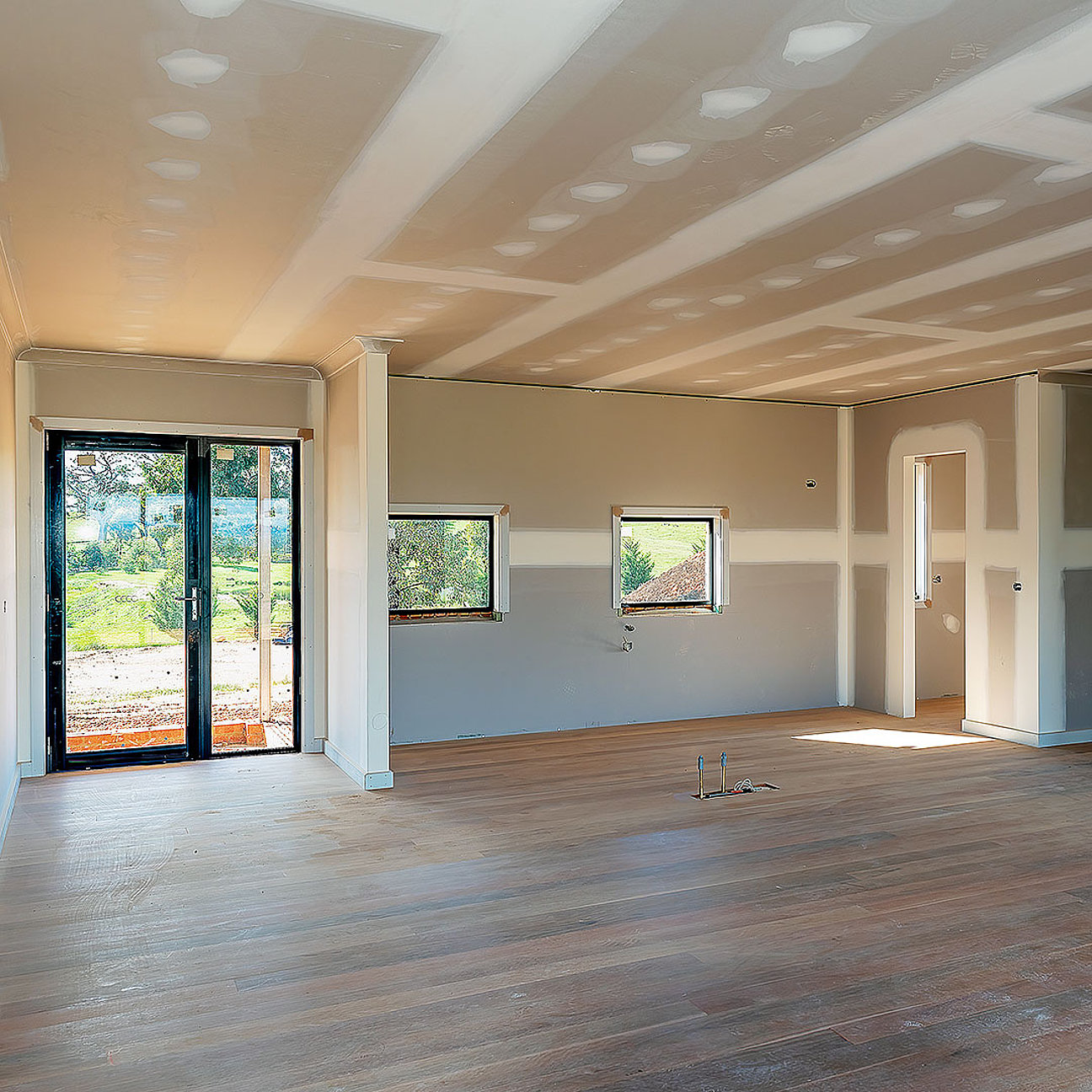 Unfertiger Raum mit sichtbaren Bauarbeiten im Zuge einer energetischen Modernisierung