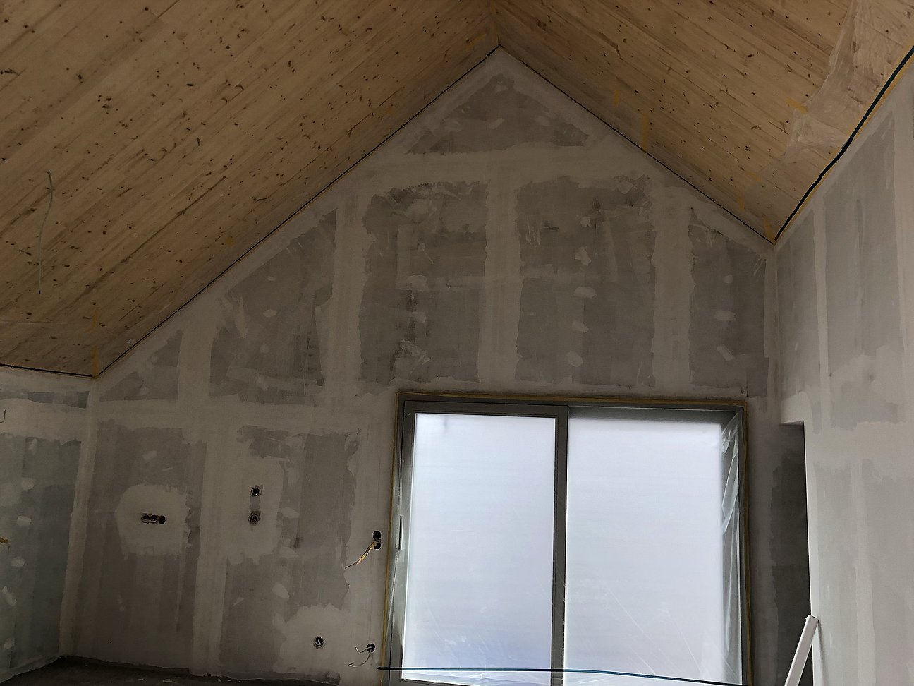 Schallschutzwand im Mehrfamilienhaus - weniger Lärm, mehr Lebensqualität