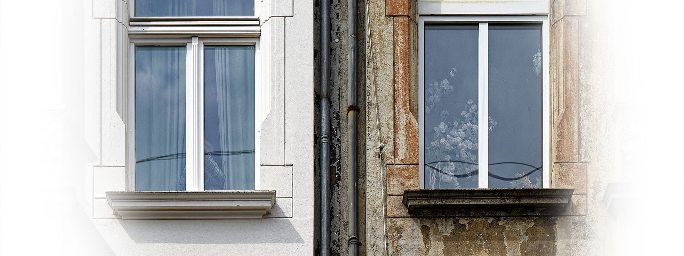 Fassadenbereich mit zwei Fenstern im Zustand vor und nach der Modernisierung