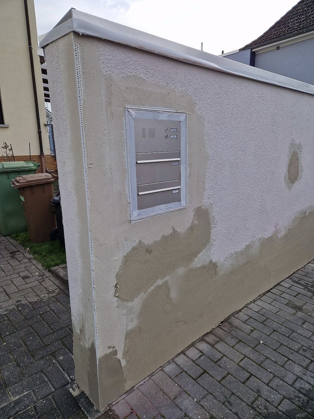 Außenputz trocknet an Fassade – hochwertige Verarbeitung vom Fachbetrieb