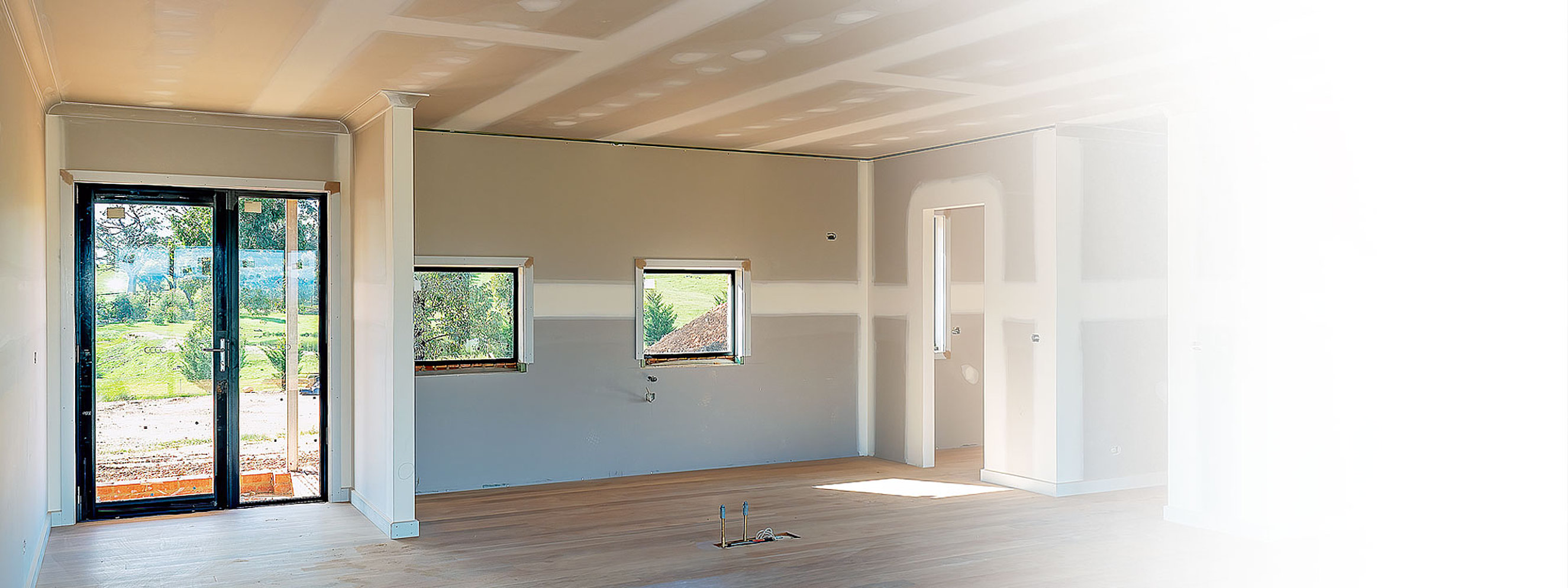 Unfertiger Raum mit sichtbaren Bauarbeiten im Zuge einer energetischen Modernisierung